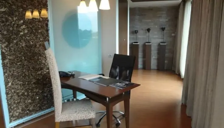 Suite with Bathtub, 2 way Airport Transfer & Fruit Platter