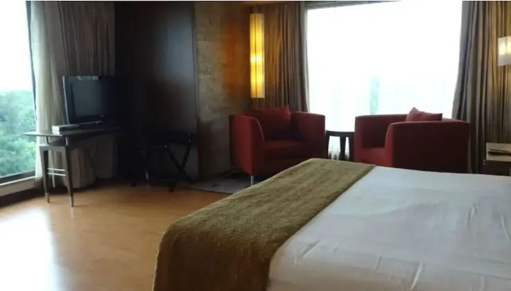 Suite with Bathtub, 2 way Airport Transfer & Fruit Platter