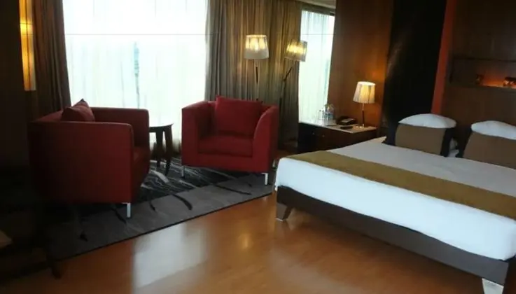 Suite with Bathtub, 2 way Airport Transfer & Fruit Platter