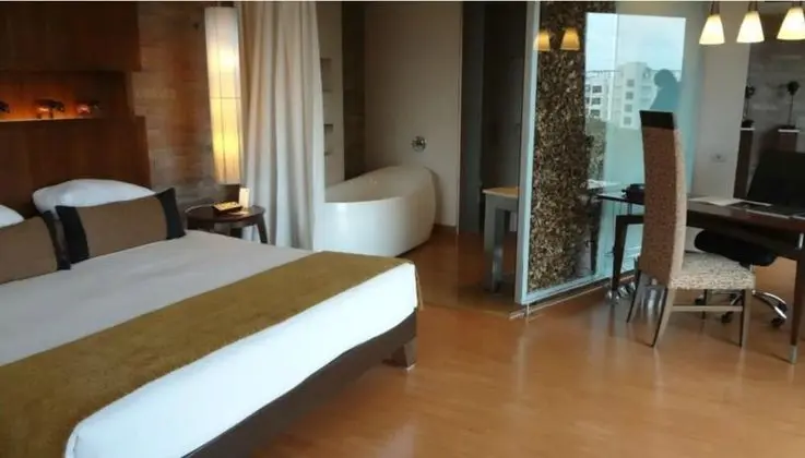 Suite with Bathtub, 2 way Airport Transfer & Fruit Platter