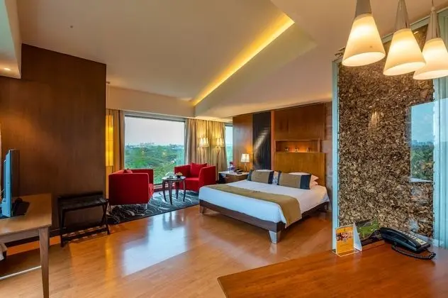 Suite with Bathtub, 2 way Airport Transfer & Fruit Platter