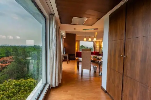 Suite with Bathtub, 2 way Airport Transfer & Fruit Platter