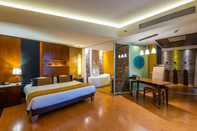 Suite with Bathtub, 2 way Airport Transfer & Fruit Platter