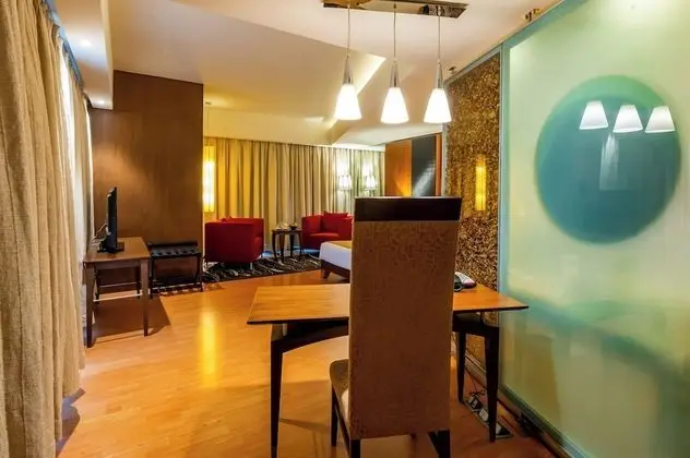 Suite with Bathtub, 2 way Airport Transfer & Fruit Platter