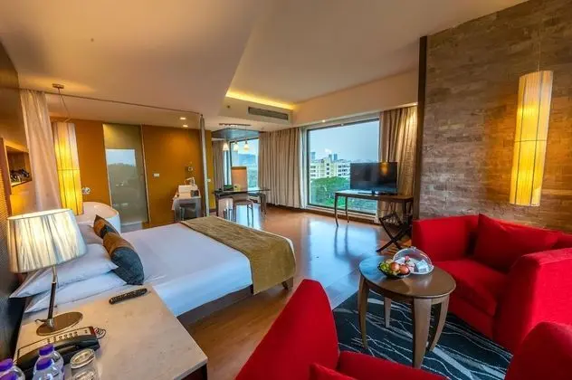 Suite with Bathtub, 2 way Airport Transfer & Fruit Platter