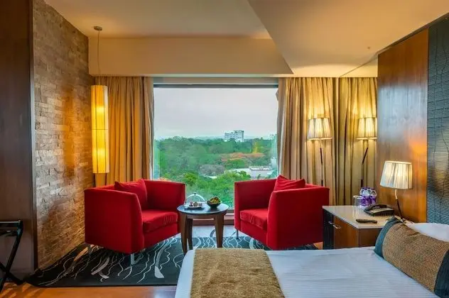 Suite with Bathtub, 2 way Airport Transfer & Fruit Platter