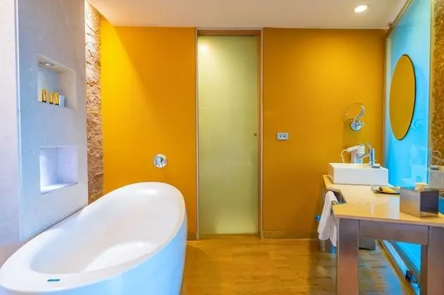 Suite with Bathtub, 2 way Airport Transfer & Fruit Platter