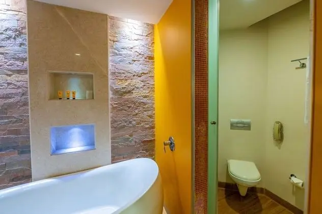 Suite with Bathtub, 2 way Airport Transfer & Fruit Platter