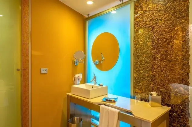 Suite with Bathtub, 2 way Airport Transfer & Fruit Platter