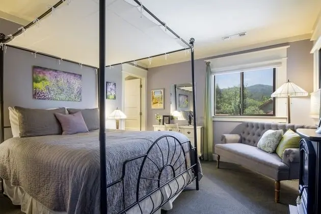 Lavender (Deluxe Room, Private Bathroom, Mountain View)