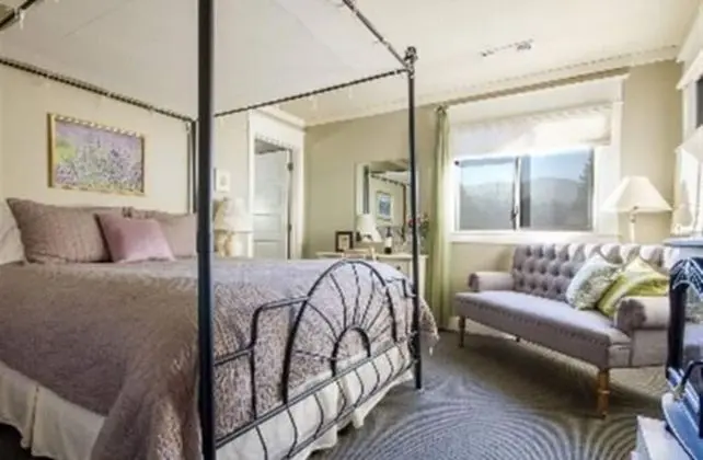 Lavender (Deluxe Room, Private Bathroom, Mountain View)