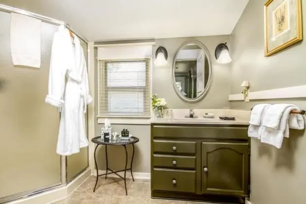 Lavender (Deluxe Room, Private Bathroom, Mountain View)