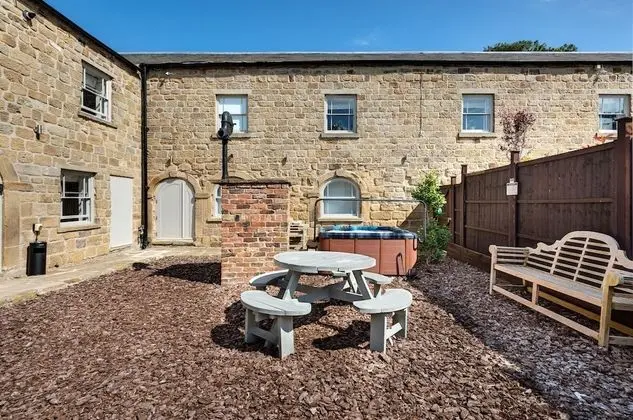 Ev, 6 Yatak Odası (The Old Milking Parlour)