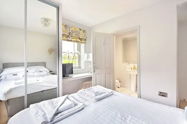 Ev, 6 Yatak Odası (The Old Milking Parlour)