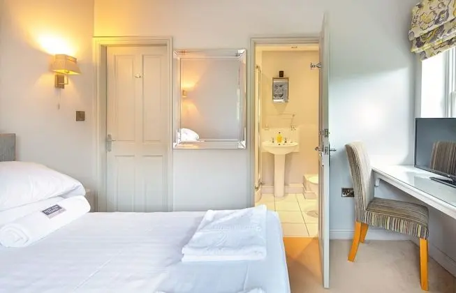 Ev, 6 Yatak Odası (The Old Milking Parlour)