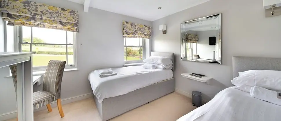 Ev, 6 Yatak Odası (The Old Milking Parlour)