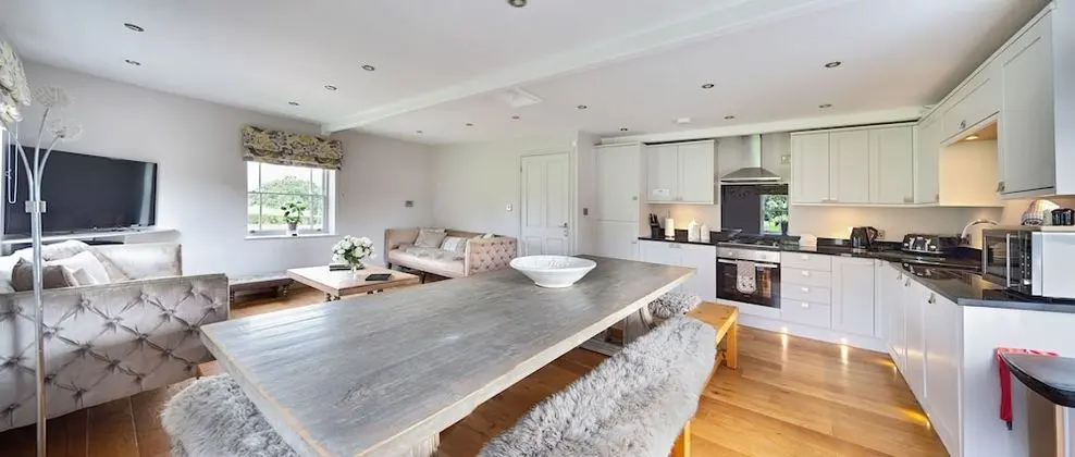 Ev, 6 Yatak Odası (The Old Milking Parlour)