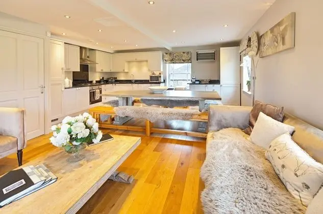 Ev, 6 Yatak Odası (The Old Milking Parlour)