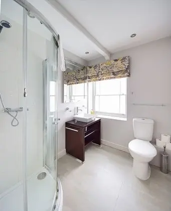 Ev, 6 Yatak Odası (The Old Milking Parlour)