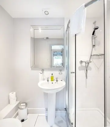 Ev, 6 Yatak Odası (The Old Milking Parlour)