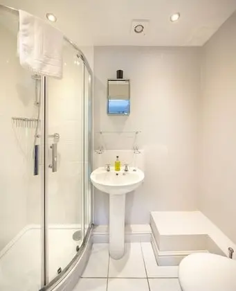 Ev, 6 Yatak Odası (The Old Milking Parlour)