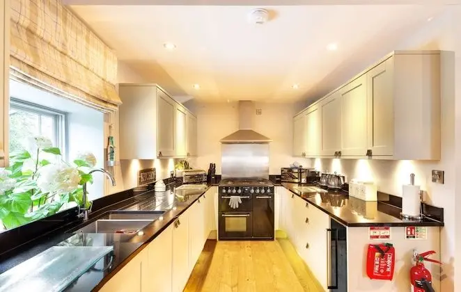 Ev, Birden Çok Yatak Odası (The Old Milking Parlour Grande)