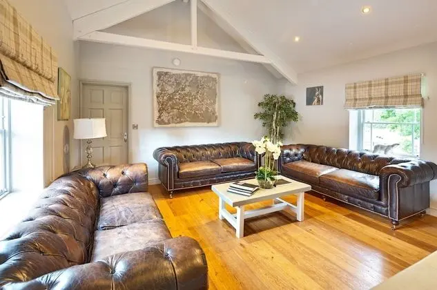 Ev, Birden Çok Yatak Odası (The Old Milking Parlour Grande)