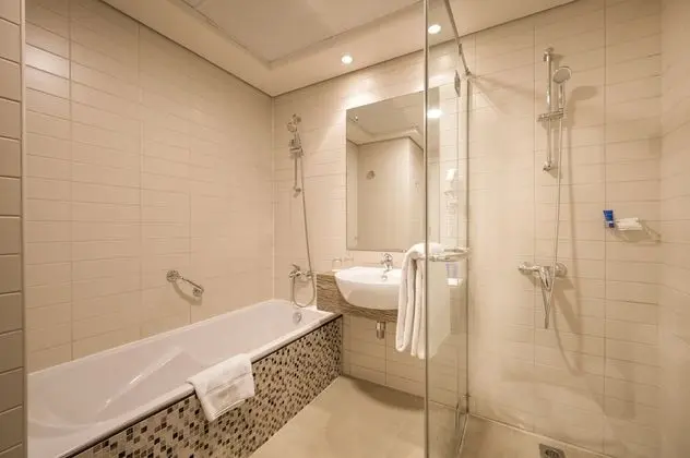 Deluxe One Bedroom Lakeview Suite