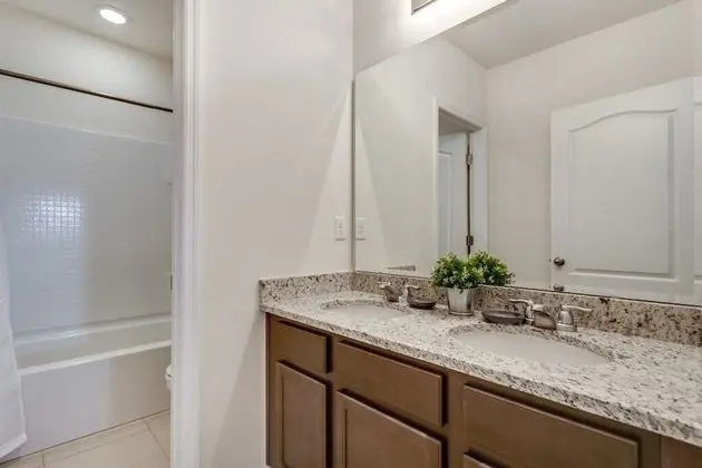 Villa (7028OAKWOOD)