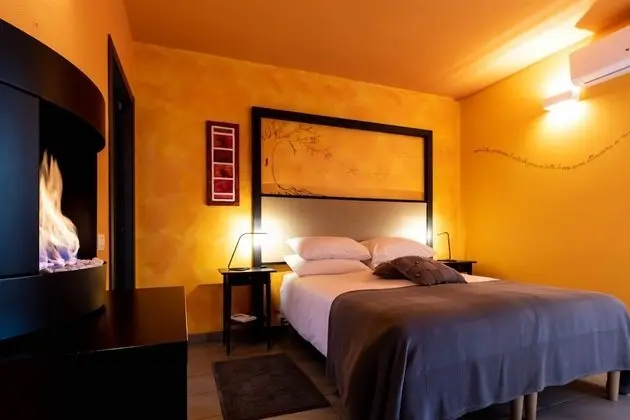 Deluxe Tek Büyük veya İki Ayrı Yataklı Oda, Şömine, Avlu Manzaralı