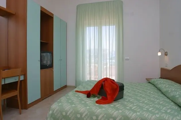 Üç Kişilik Oda