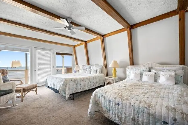 Ev (Oasis Beach House)