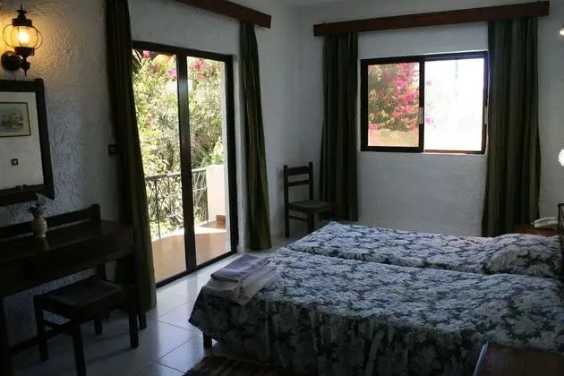 Tek Büyük Yataklı Oda, Balkon, Bahçe Manzaralı