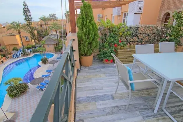 Apart Daire, 2 Yatak Odası, Teras, Havuz Manzaralı