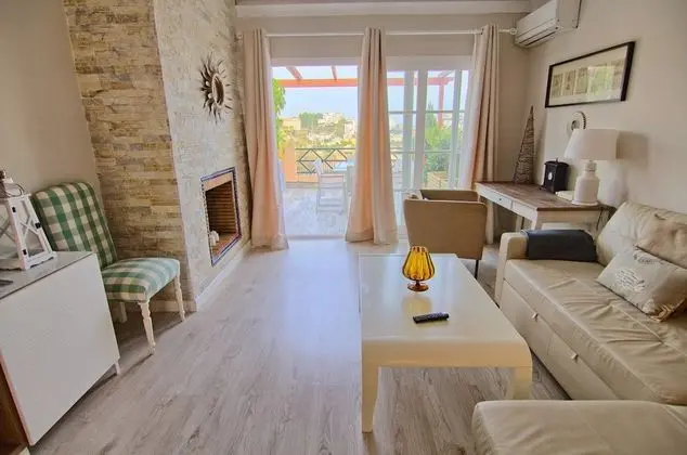 Apart Daire, 2 Yatak Odası, Teras, Havuz Manzaralı