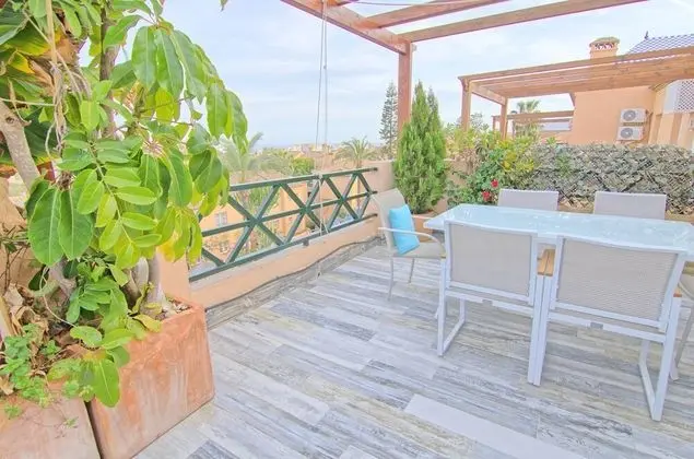 Apart Daire, 2 Yatak Odası, Teras, Havuz Manzaralı