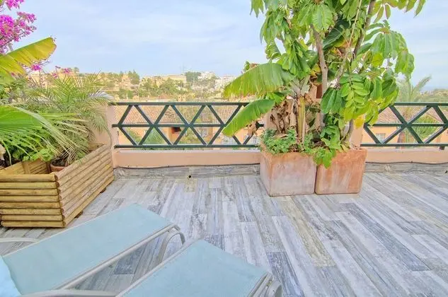 Apart Daire, 2 Yatak Odası, Teras, Havuz Manzaralı