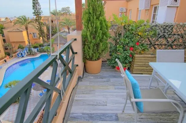 Apart Daire, 2 Yatak Odası, Teras, Havuz Manzaralı