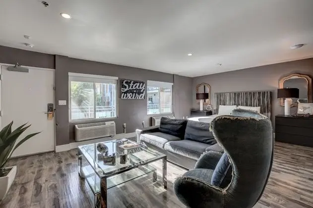 Poolside King Suite