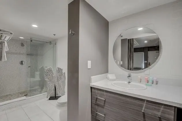 Poolside King Suite