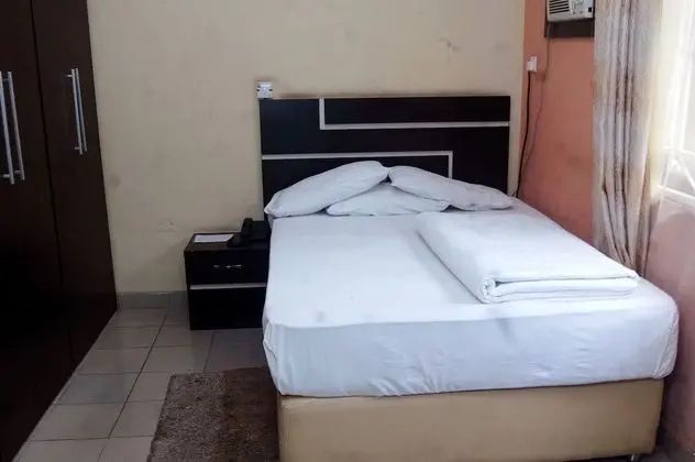 Standard Tek Büyük Yataklı Oda