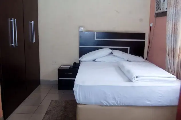 Standard Tek Büyük Yataklı Oda