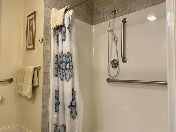 Standard Tek Büyük Yataklı Oda, Engellilere Uygun, Banyolu/Duşlu (ADA Compatible Queen Room)