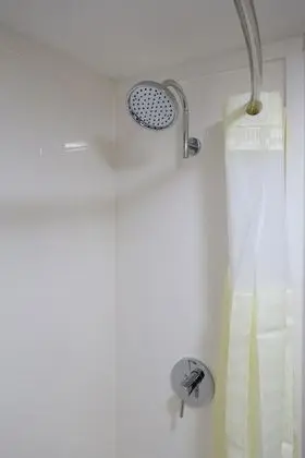 Oda, 2 Çift Kişilik Yatak, Buzdolabı ve Mikrodalga