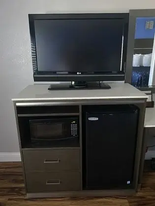 One Queen Bed, Accessible, Non-Smoking (Roll-In Shower)