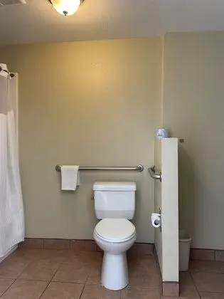 Oda, 2 Büyük (Queen) Boy Yatak, Engellilere Uygun, Sigara İçilmez (Bathtub w/ Grab Bars)