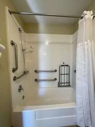 Oda, 2 Büyük (Queen) Boy Yatak, Engellilere Uygun, Sigara İçilmez (Bathtub w/ Grab Bars)