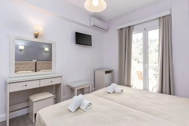 Twin Room, Street View