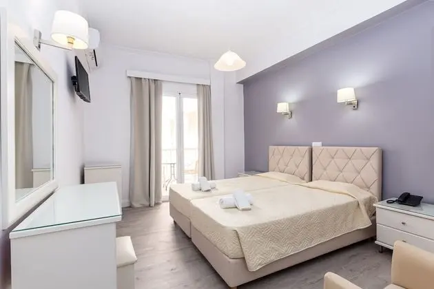 Twin Room, Street View