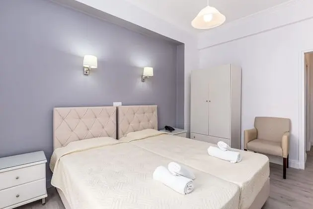 Twin Room, Street View